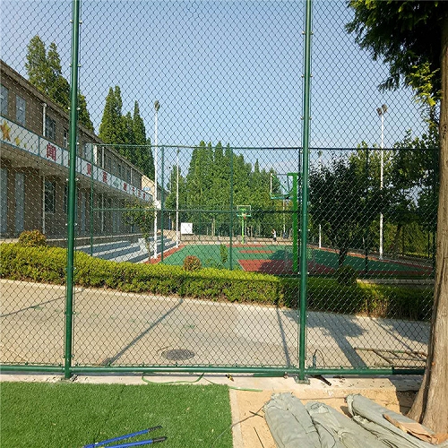 篮球场菱形钢丝网 中学足球场围网施工