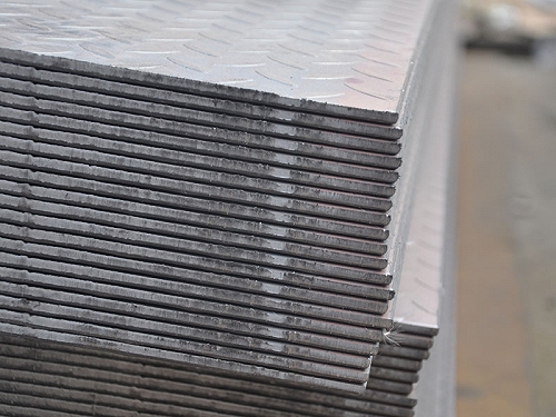 郑州钢板厂家告诉您如何鉴别花纹板品质