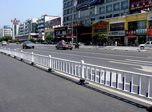 道路防护栏交通安全隔离栏广东生产栏杆厂家